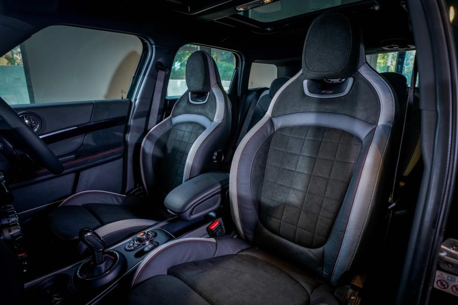 Интерьер Mini John Cooper Works Countryman (F60) 2017 года  (MY) (фото 3 из 7)